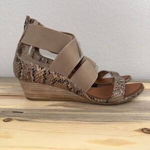 Wedge Sandal "Snake" Zip Back Khaki Elastic Straps Size 7.5 Chinese Laundry